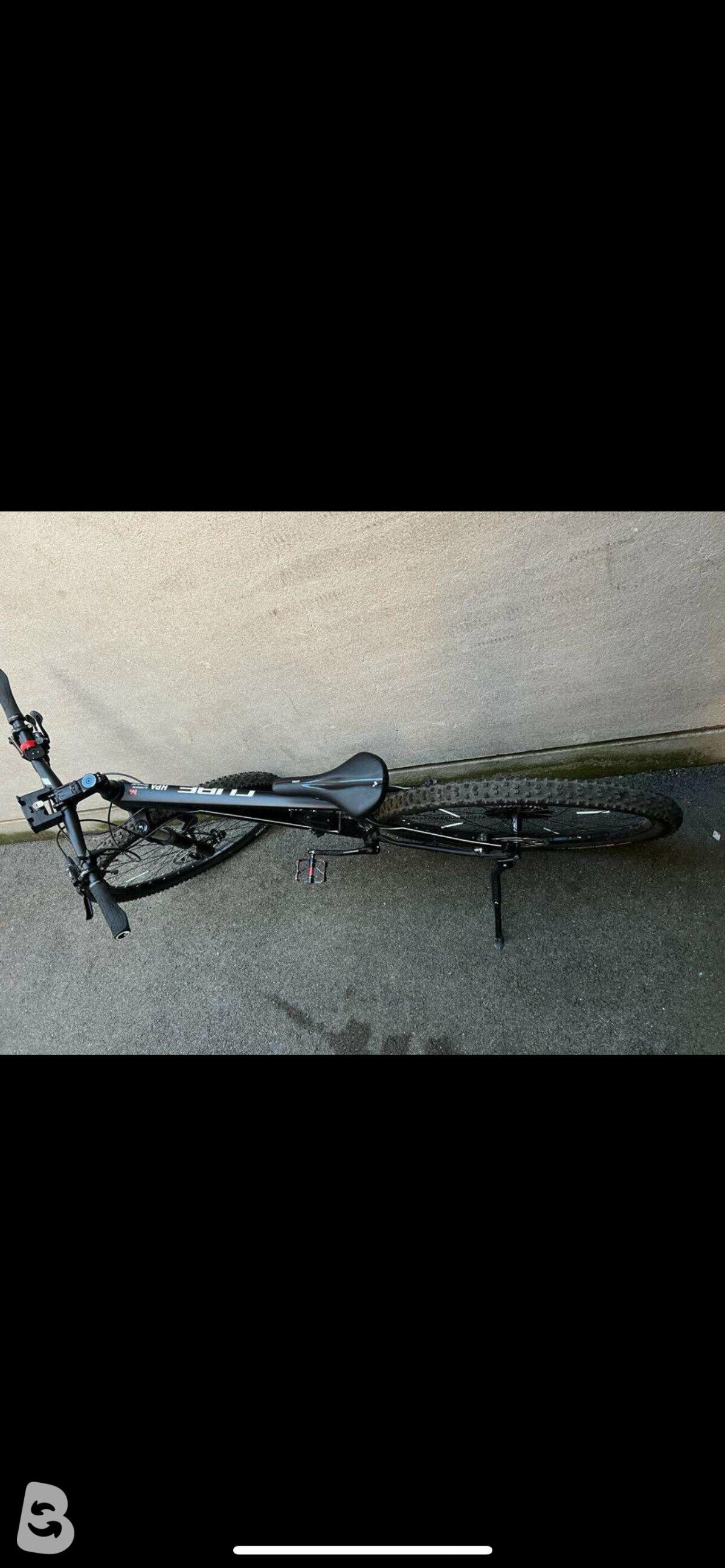 cube race one black green