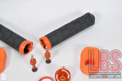 Reverse Components Kit Manopole, valvole, protezione pedali, spacer arancione.