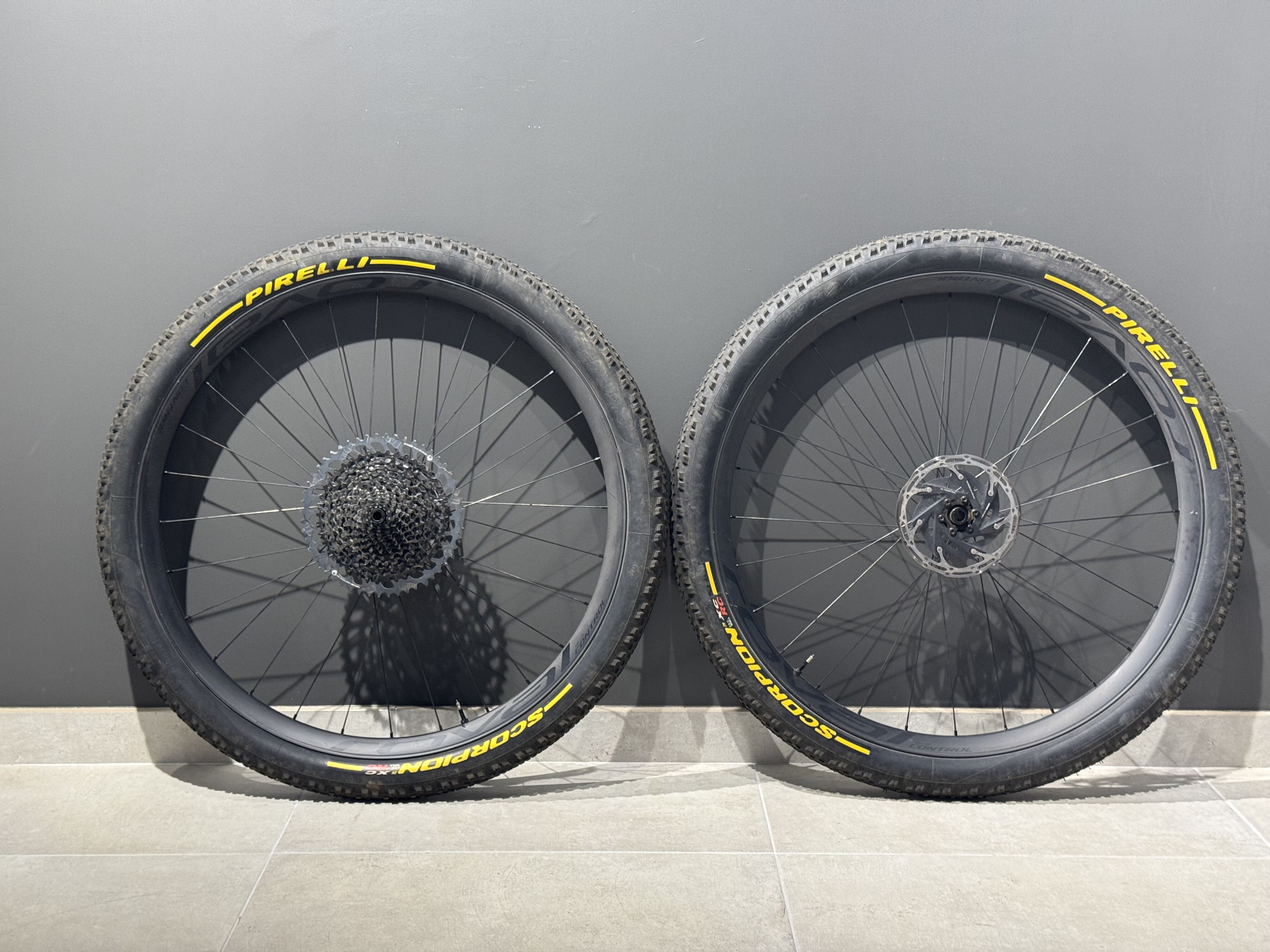 りょうま君さま専用★Bontrager Aeolus RSL 51 Bontrager Aeolus RSL 51 TLR Disc Road Rear - Summit Bicycles