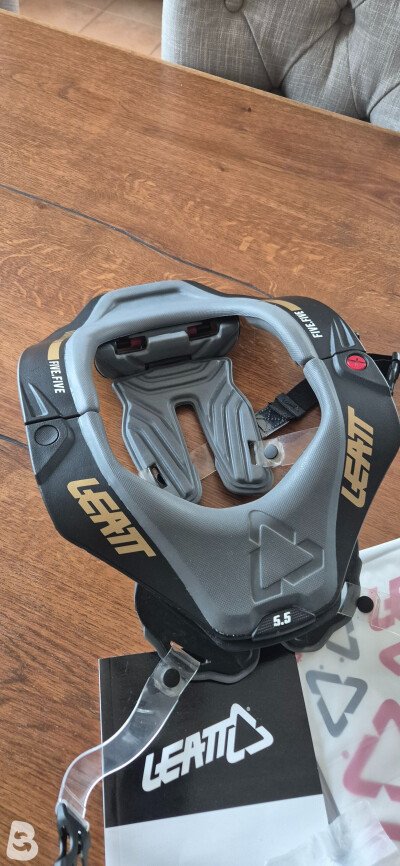 Leatt Neck Brace Nackenschutz 5.5 Stealth 2025 L / XL fast Neu 2025