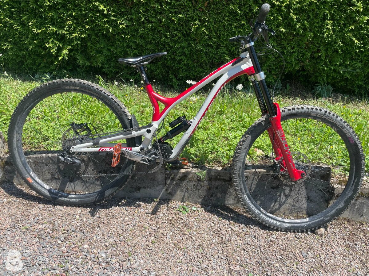 Commencal downhill bike hot sale supreme 29 team