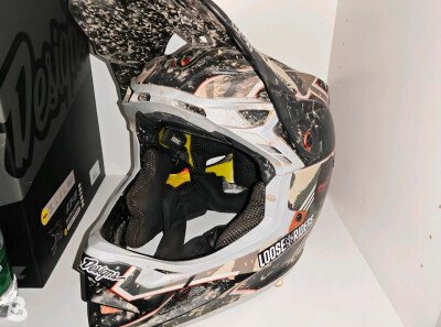 Troy Lee Designs D4 Composite 2025
