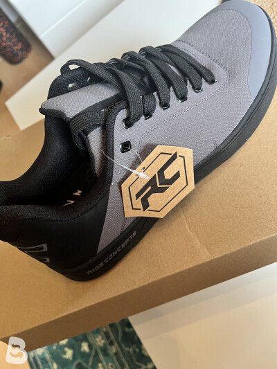 Fox Racing Ride Concepts Livewire - Charcoal Gris Carbon 2025