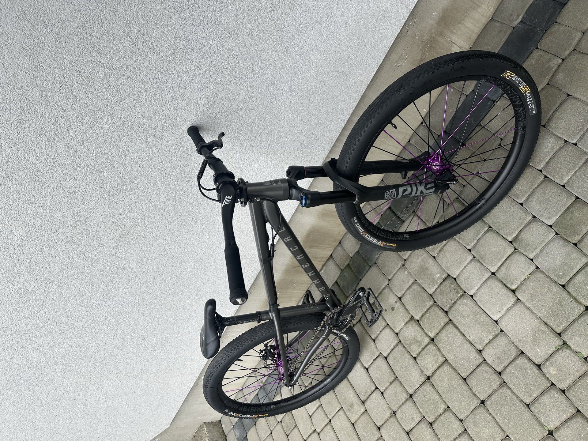 Commencal Absolut 2025