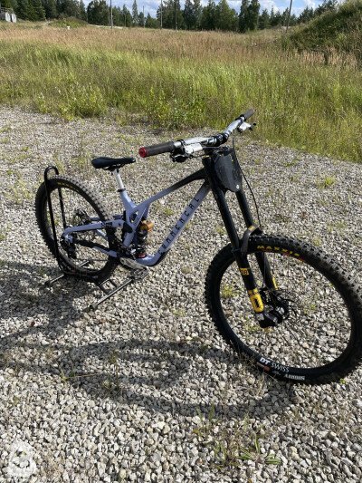 Commencal Supreme v5 light purple and black 2024