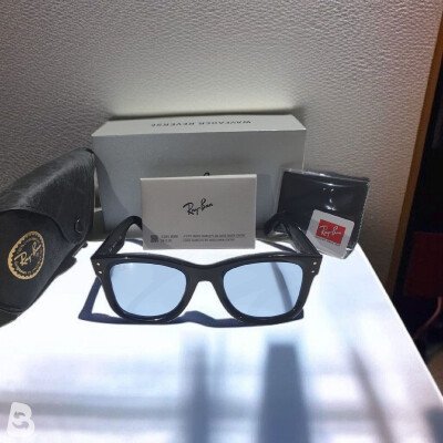 Alé Ray-Ban Wayfarer Reverse con lenti azzurre.