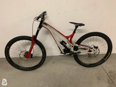 Commencal supreme dh best sale 29 team bike 2019