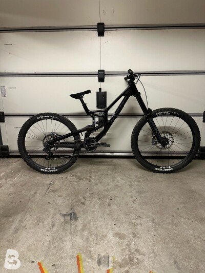 Santa Cruz V10 2025