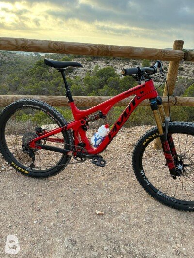 Pivot Mach 5.5 Carbon Pro XT/XTR w/ Fox Live Valve w/ Carbon Wheels 2021