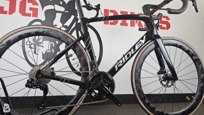 Ridley Noah disc 105 di2 2x12 + carbon elitewheels 2025