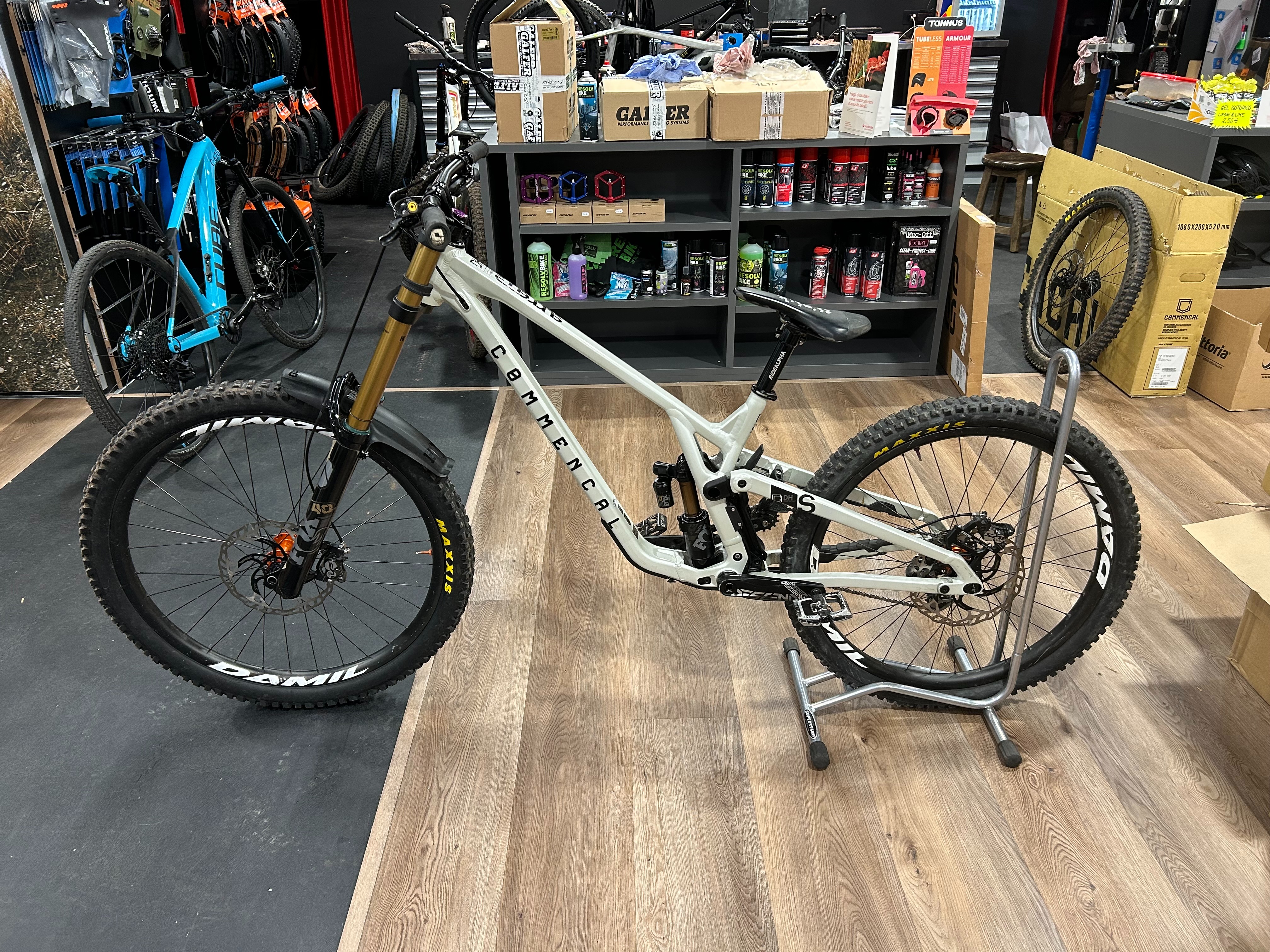 Commencal supreme DH V5 CHALK 2024