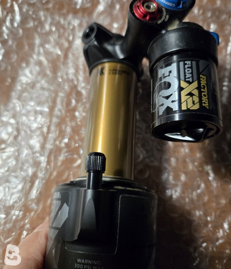 FOX FLOAT X2 TRUNNION 205X60 リアサスペンション FOX FLOAT X2 Factory Rear Shock - Trunnion Metric, 205 x 60
